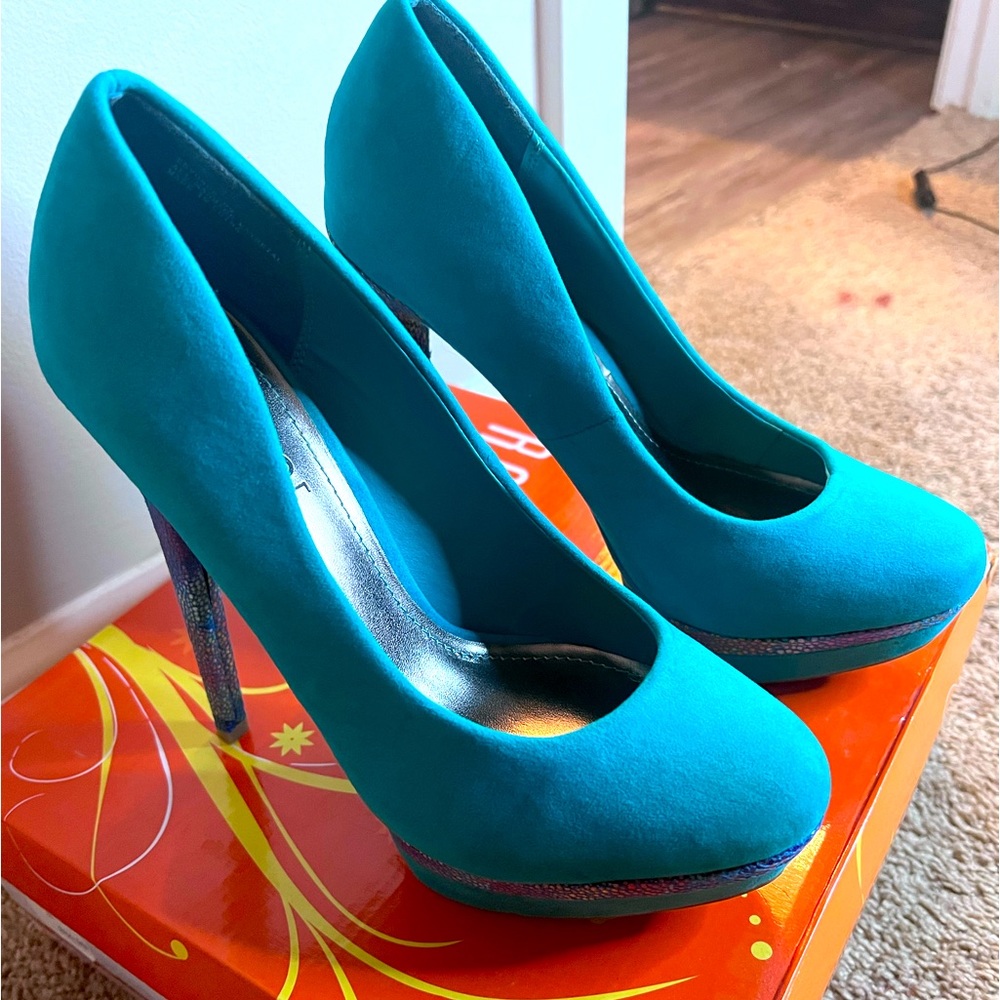 Teal platform heel with multi color brim